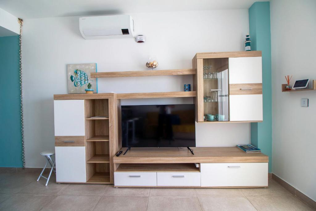 Televízia a/alebo spoločenská miestnosť v ubytovaní Lightbooking Mirador I Tarifa