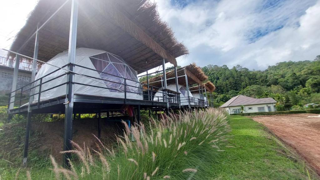 a house with a balcony on the side of it at Ploy&Praew โดม 2 in Ban Sop Mae Klang