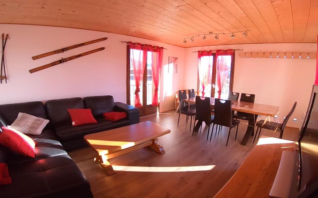 un salon avec un canapé et une table dans l'établissement Appartement au calme Font-Romeu, à Font-Romeu-Odeillo-Via