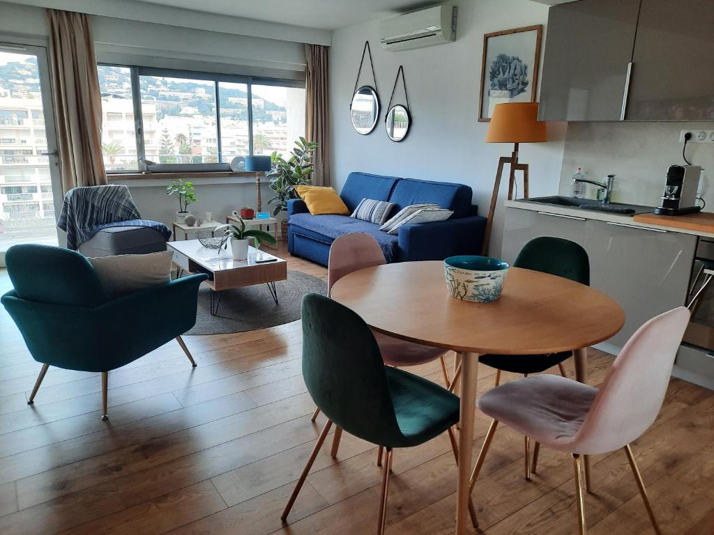 un salon avec une table et des chaises dans l'établissement One bedroom apartment Palm Beach, à Cannes