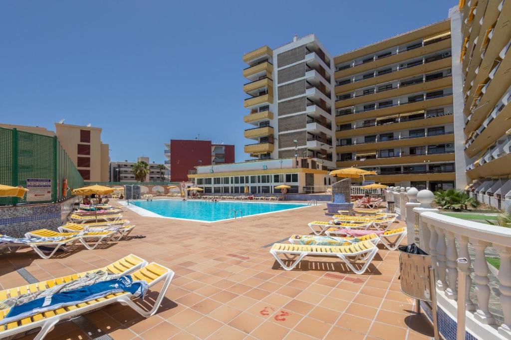 Bazén v ubytování Lightbooking Las Arenas Playa del Ingles nebo v jeho okolí