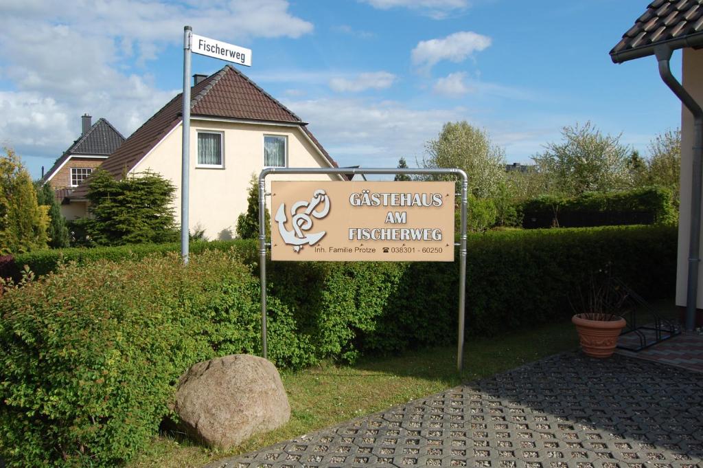 um sinal em frente a uma casa com um edifício em Gästehaus am Fischerweg em Lauterbach