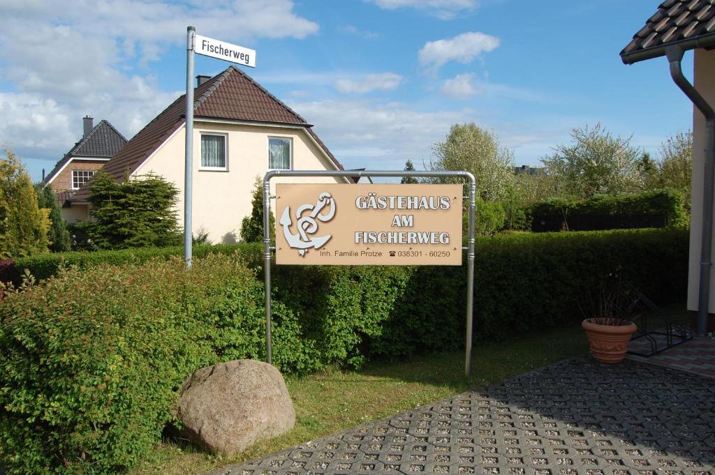 ein Schild vor einem Haus mit einem Gebäude in der Unterkunft Gästehaus am Fischerweg in Lauterbach