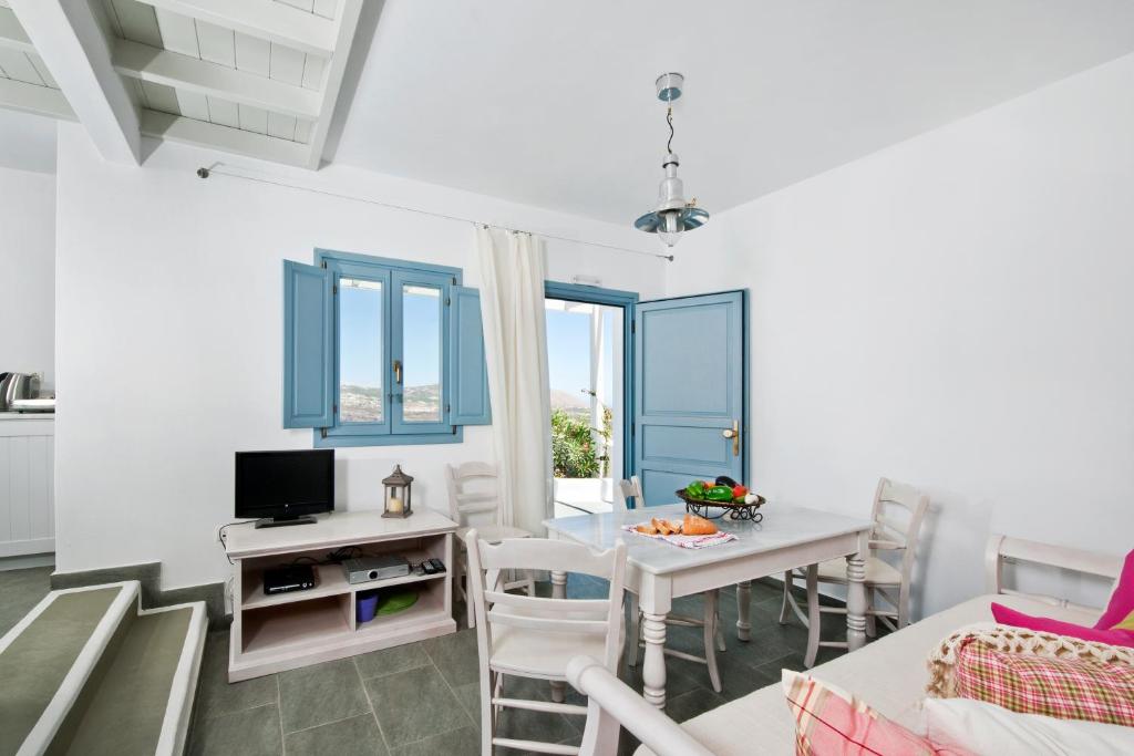 Telewizja i/lub zestaw kina domowego w obiekcie Aura Marina Apartments Santorini
