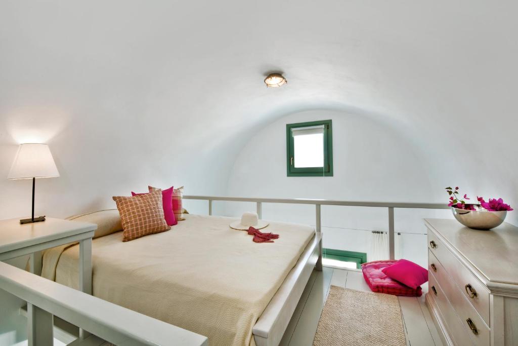 Łóżko lub łóżka w pokoju w obiekcie Aura Marina Apartments Santorini