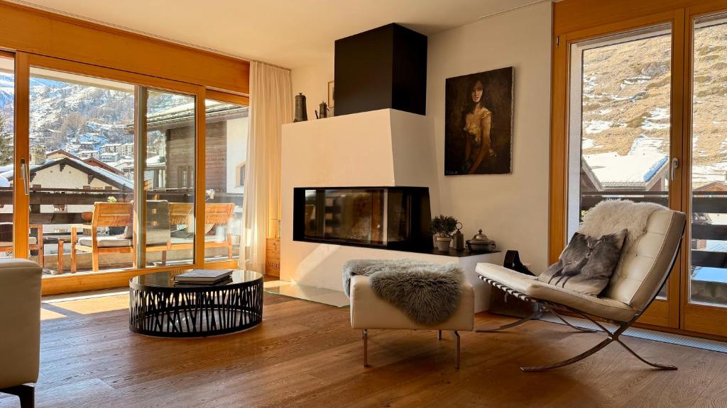Posezení v ubytování Stylish home with Matterhorn view in the center