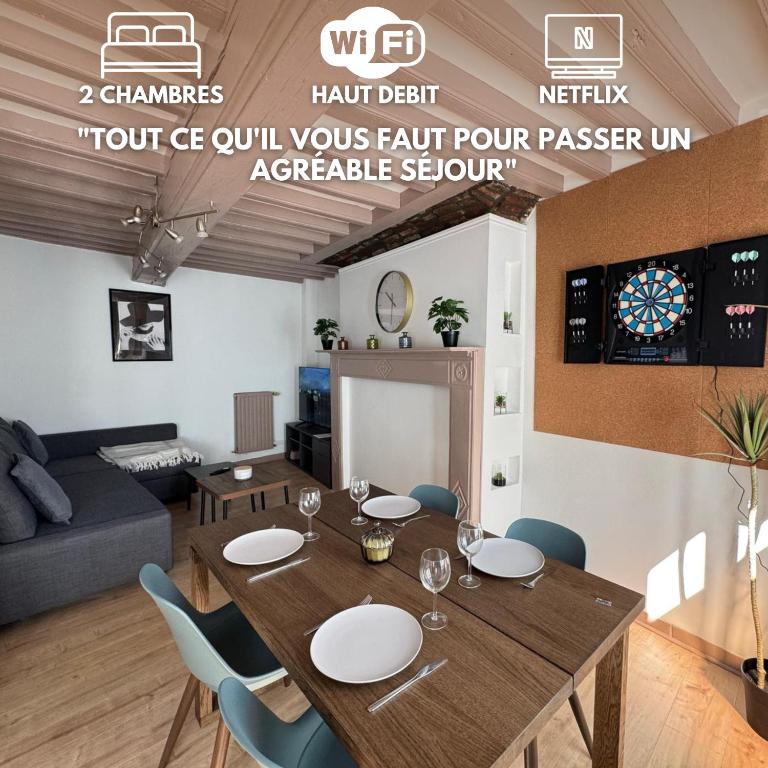 un salon avec une table et des chaises en bois dans l'établissement Maison 2ch - Netflix - Fléchettes - Hyper centre, à Douai