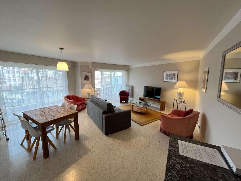 un salon avec un canapé et une table dans l'établissement B052-Bel appartement spacieux grand balcon et garage, à Cannes