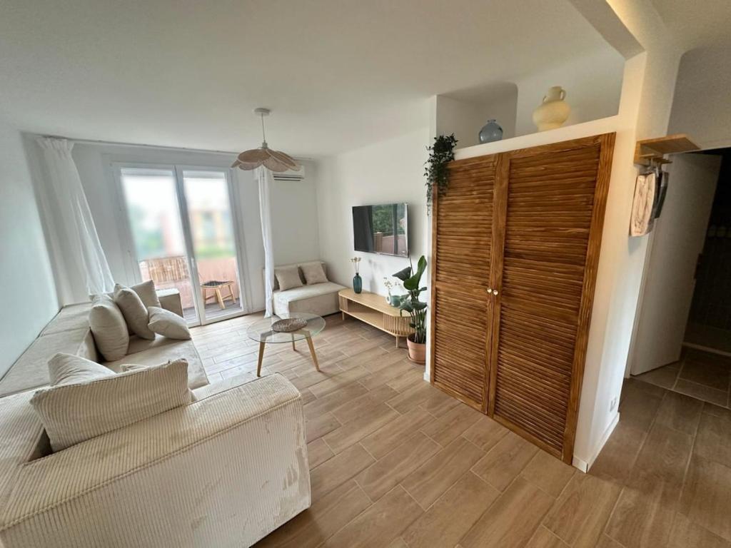 un salon avec un canapé et une grande fenêtre dans l'établissement Apartment 4pers Saint Raphaël, à Saint-Raphaël