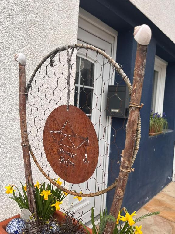 a fence with a sign in front of a house at Zu Gast bei Freunden in Weingarten (Karlsruhe)