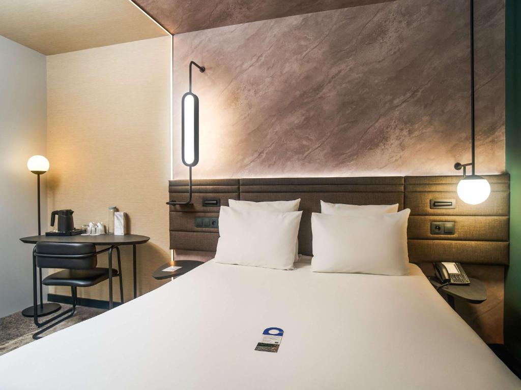 Postel nebo postele na pokoji v ubytování Novotel Praha Wenceslas Square