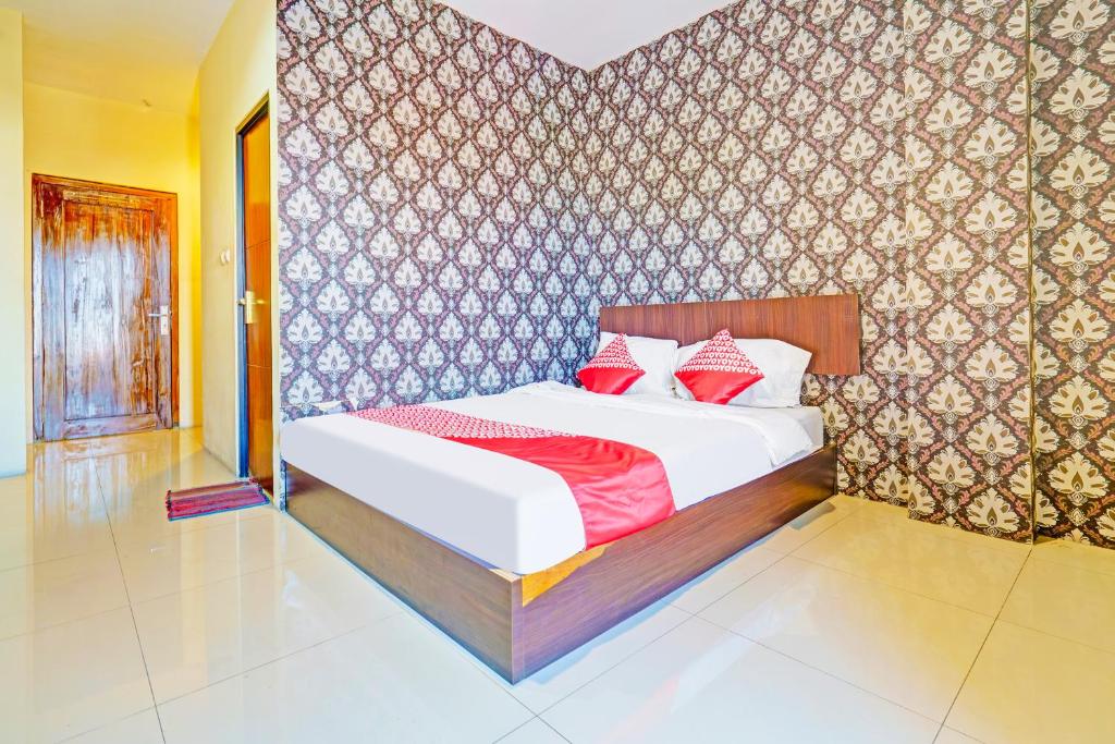 Un dormitorio con una cama con almohadas rojas. en Dancenter Pasteur Near Near Paris Van Java Mall, en Bandung