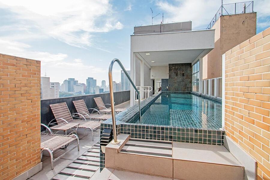 un balcone con piscina in cima a un edificio di Apartamento Tons de Cinza , Banheira, Pole Dance, Estac , TV 58 pol a San Paolo