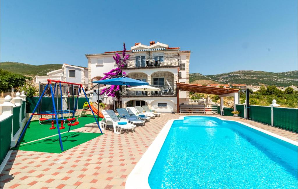 Bazén v ubytování Five-Bedroom Holiday Home In Kastel Novi nebo v jeho okolí