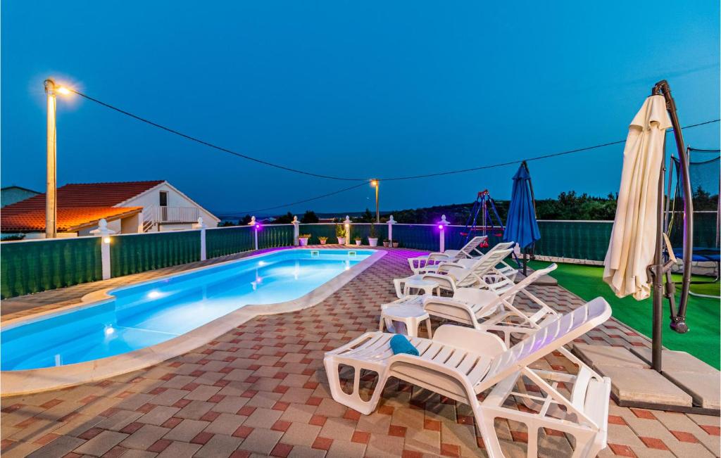 Bazén v ubytování Five-Bedroom Holiday Home In Kastel Novi nebo v jeho okolí