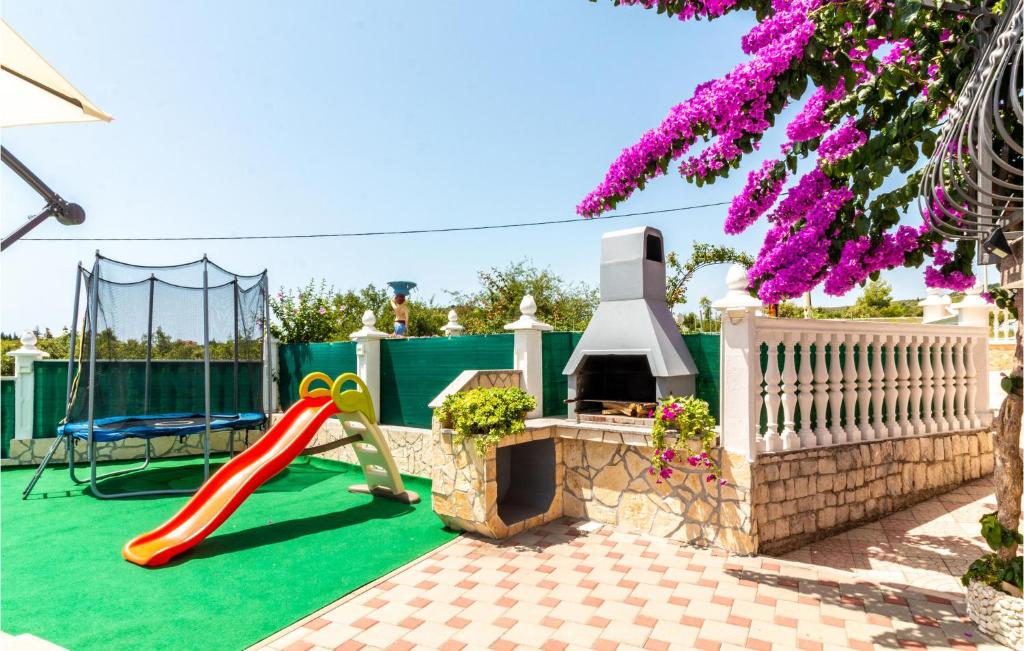 Zahrada ubytování Five-Bedroom Holiday Home In Kastel Novi