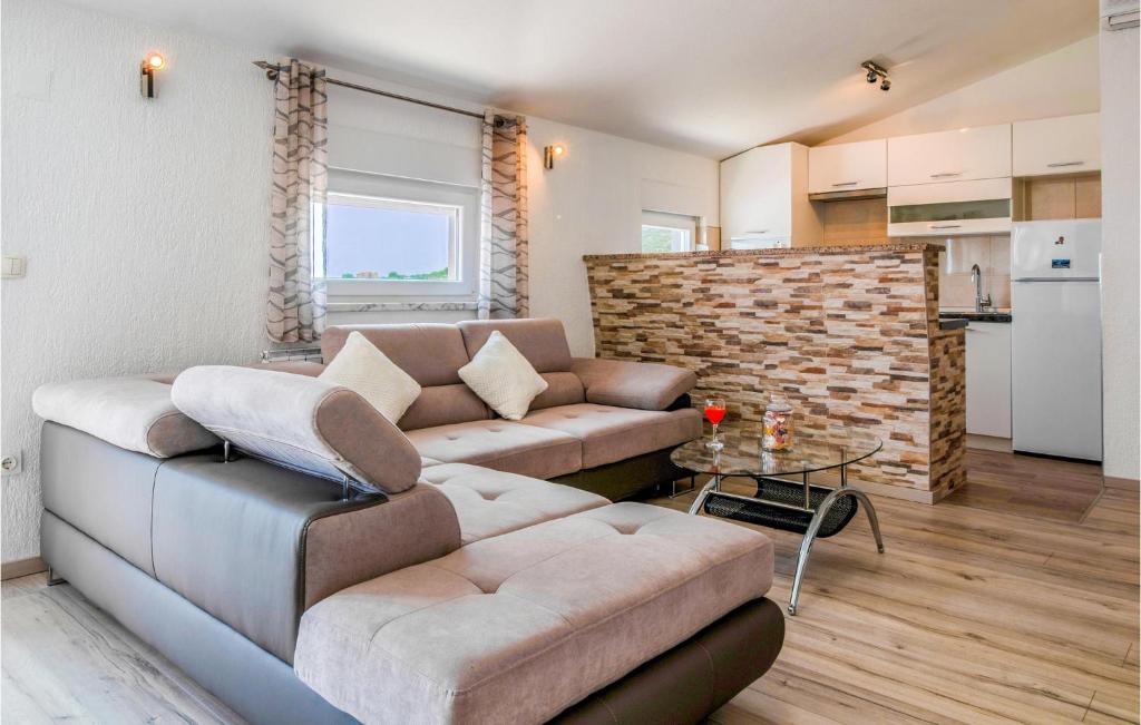 Kuchyň nebo kuchyňský kout v ubytování Five-Bedroom Holiday Home In Kastel Novi