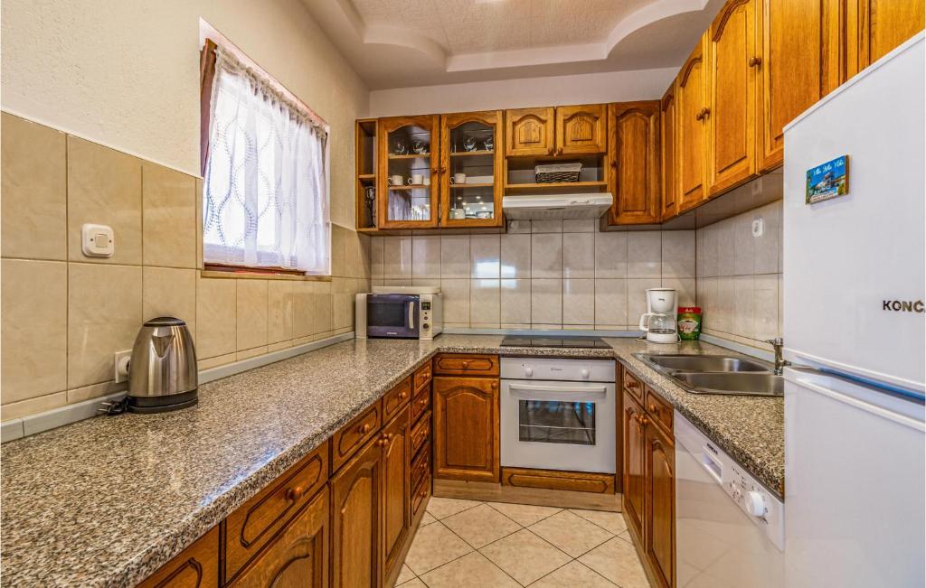 Kuchyň nebo kuchyňský kout v ubytování Five-Bedroom Holiday Home In Kastel Novi