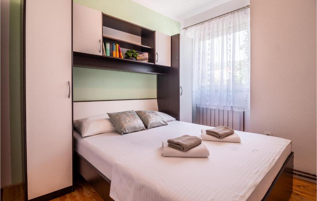 Postel nebo postele na pokoji v ubytování Five-Bedroom Holiday Home In Kastel Novi
