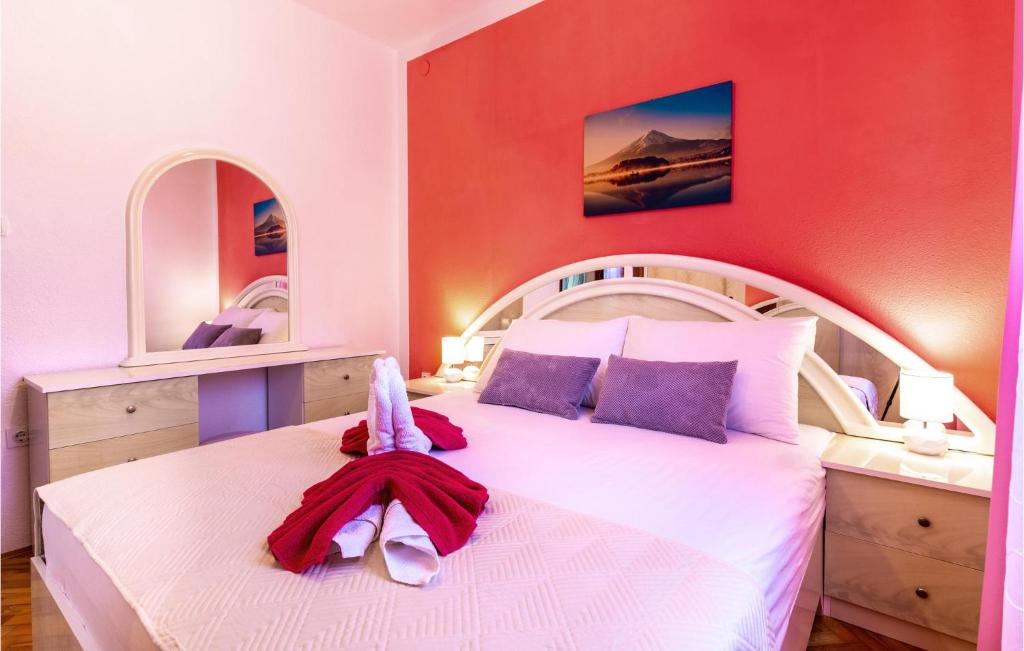 Postel nebo postele na pokoji v ubytování Five-Bedroom Holiday Home In Kastel Novi
