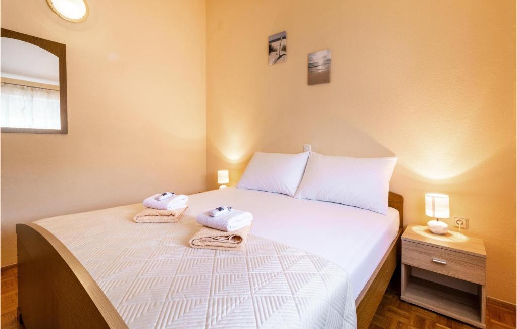 Postel nebo postele na pokoji v ubytování Five-Bedroom Holiday Home In Kastel Novi