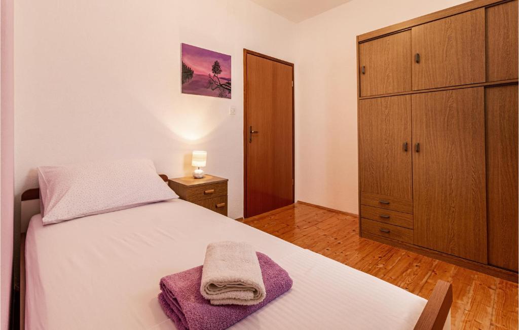 Postel nebo postele na pokoji v ubytování Five-Bedroom Holiday Home In Kastel Novi
