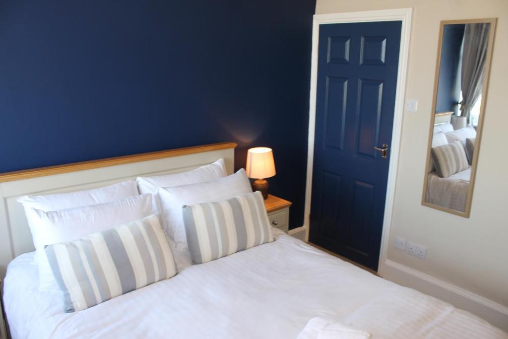 The Old Buoy Inn - Kamer Met Kingsize Bed En Uitzicht Op Zee