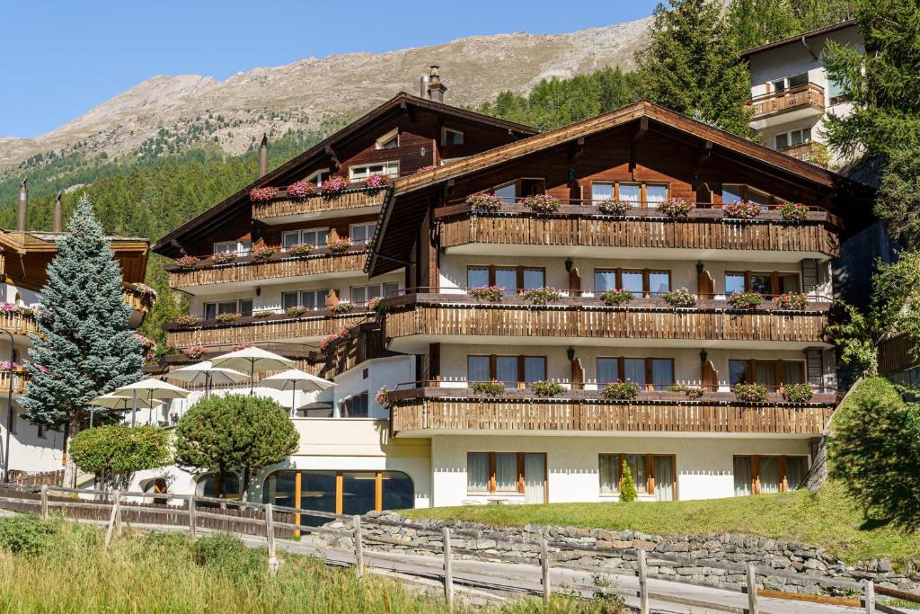 Nespecifikovaný výhled na hory nebo výhled na hory při pohledu z hotelu