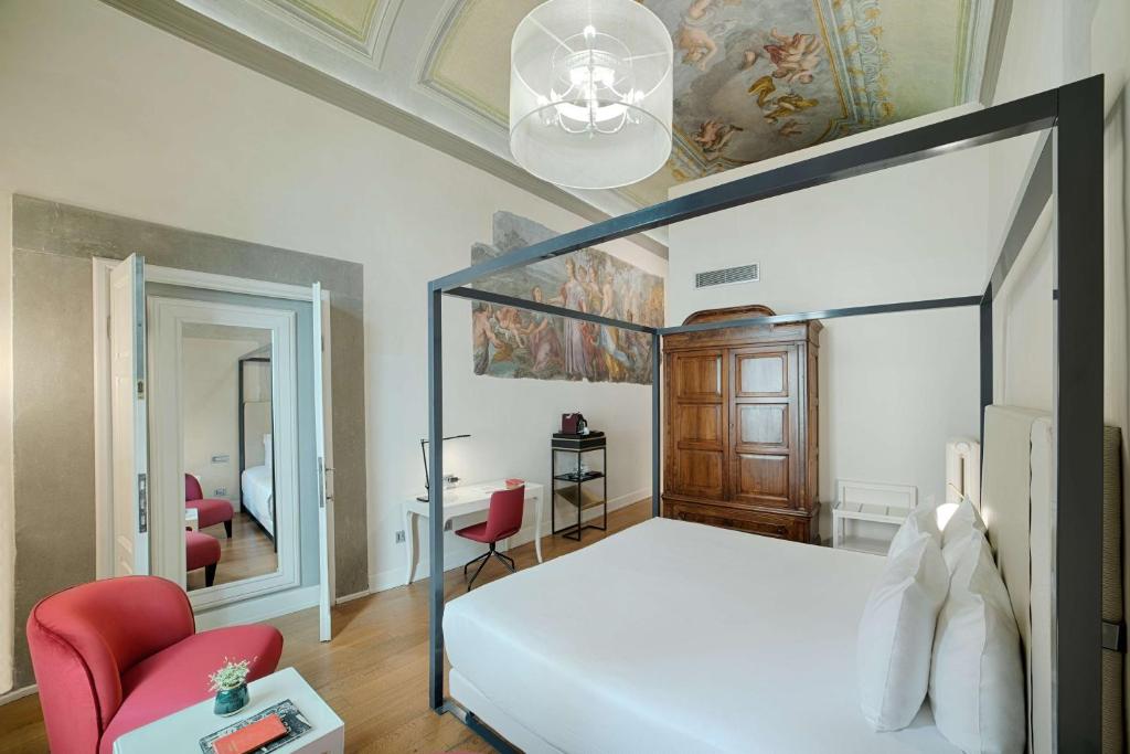 Postel nebo postele na pokoji v ubytování NH Collection Firenze Porta Rossa
