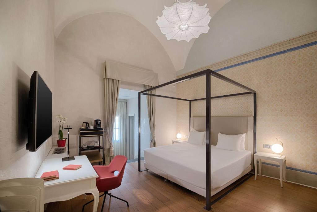 Postel nebo postele na pokoji v ubytování NH Collection Firenze Porta Rossa