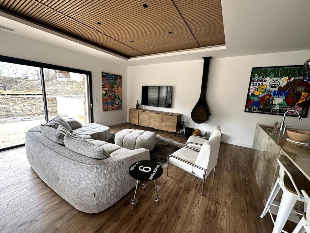 un salon avec un canapé et deux chaises dans l'établissement chalet contemporain, à Formiguères