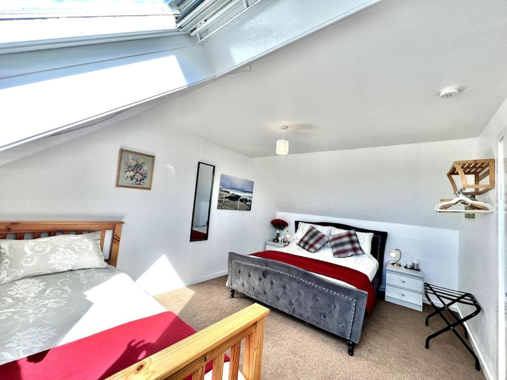 una camera da letto con un letto e una grande finestra di Fianais Cottage @ The Decca - Self Catering -Lewis a Lionel