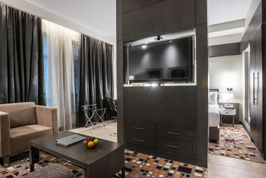 TV a/nebo společenská místnost v ubytování Best Western Plus Westlands