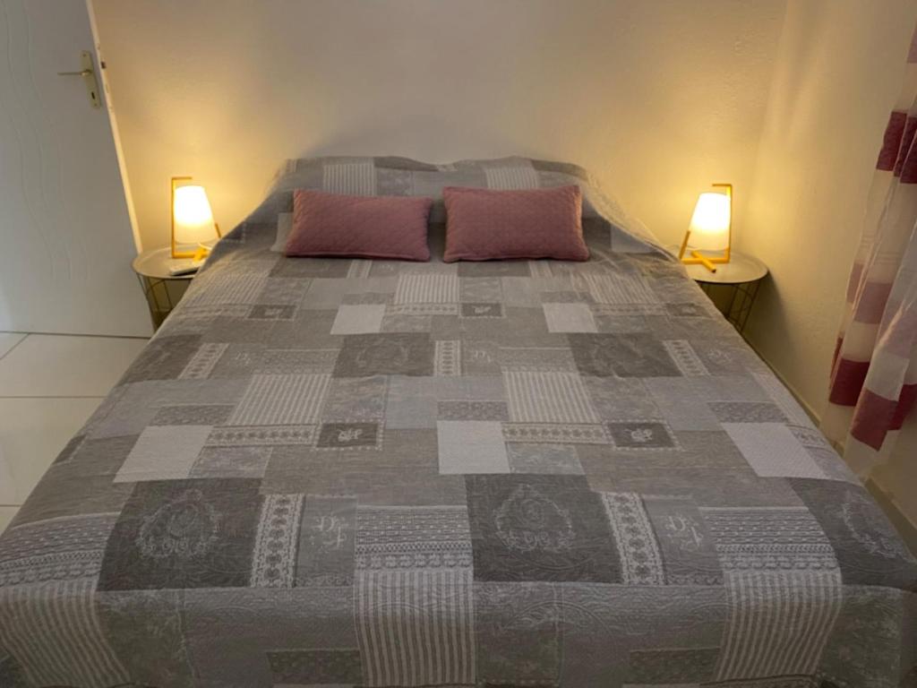 En eller flere senge i et værelse på Villa Marracuja Souffleur Beach