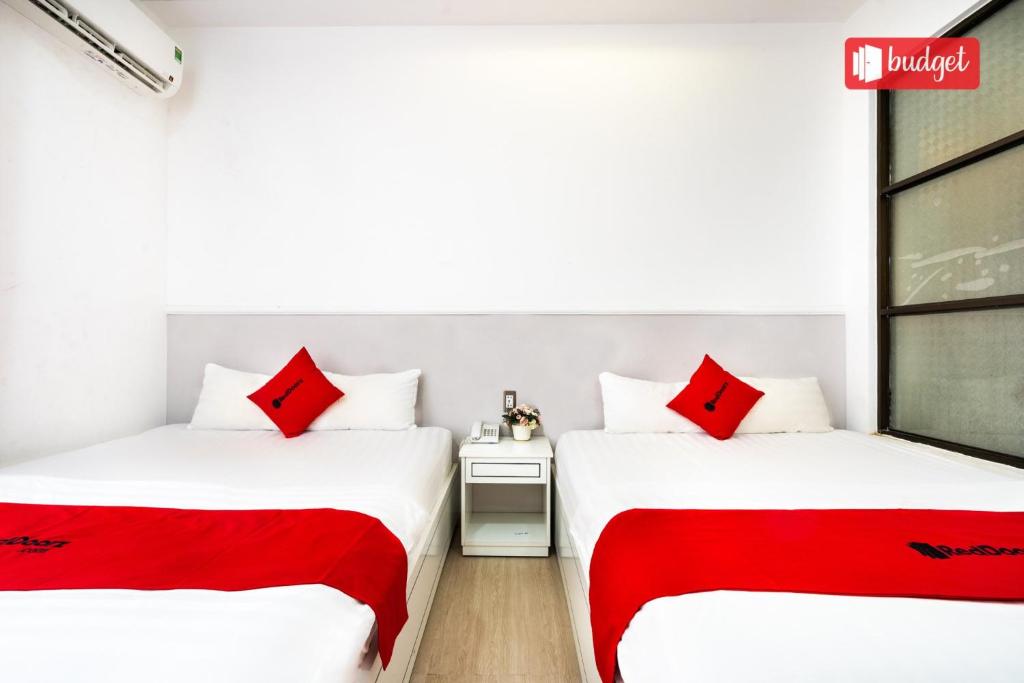 Postel nebo postele na pokoji v ubytování Khanh Linh Hotel
