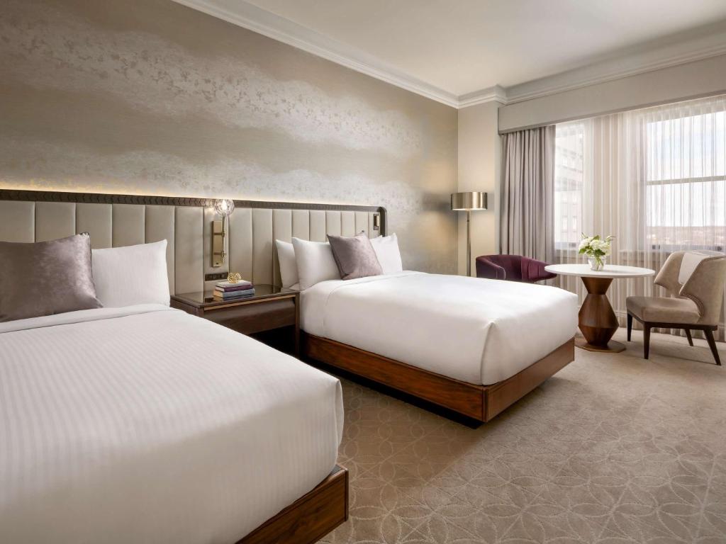 Postel nebo postele na pokoji v ubytování Fairmont Hotel Macdonald