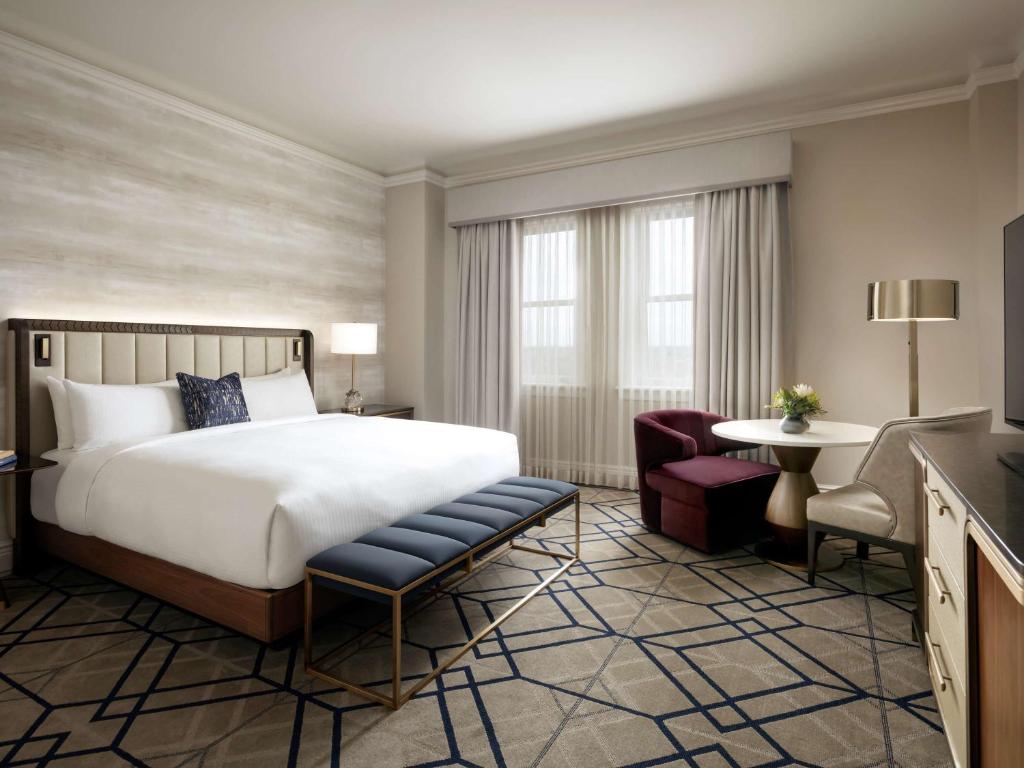 Postel nebo postele na pokoji v ubytování Fairmont Hotel Macdonald