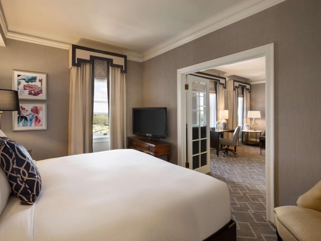 Postel nebo postele na pokoji v ubytování Fairmont Hotel Macdonald