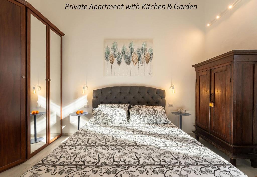 sypialnia z łóżkiem i drewnianą szafką w obiekcie APARTMENT 20 we Florencji