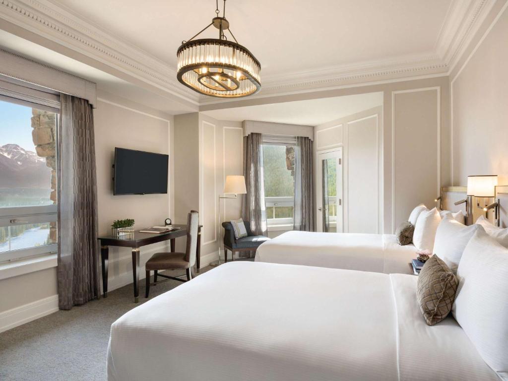 Postel nebo postele na pokoji v ubytování Fairmont Banff Springs
