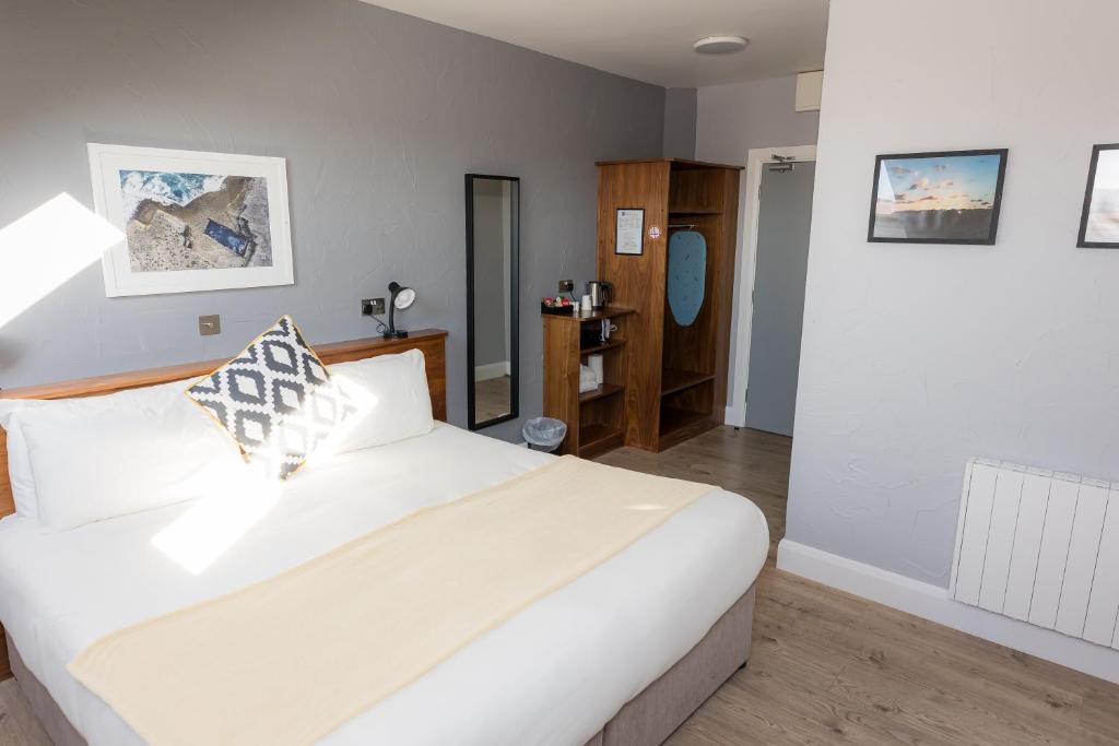 Postel nebo postele na pokoji v ubytování Aran Islands Hotel