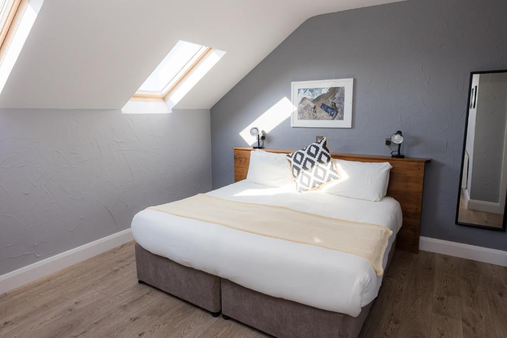 Postel nebo postele na pokoji v ubytování Aran Islands Hotel