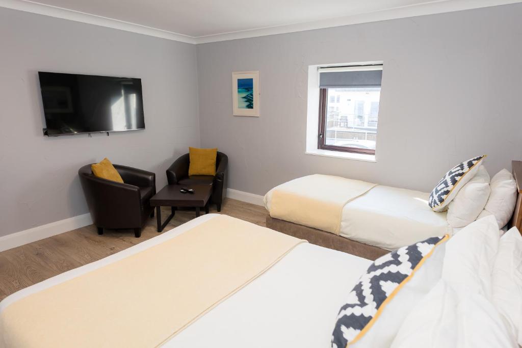 Postel nebo postele na pokoji v ubytování Aran Islands Hotel