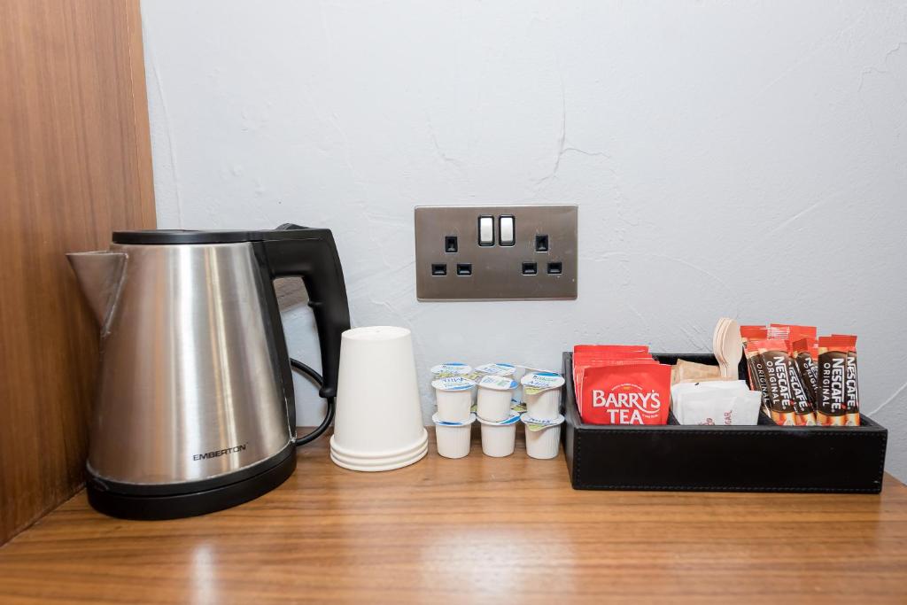 Příslušenství pro přípravu čaje a kávy v ubytování Aran Islands Hotel