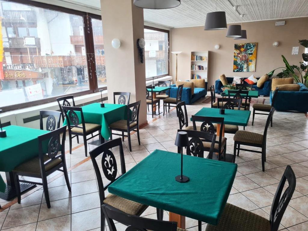 Restaurace v ubytování Excelsior Hotel Cimone LowCost