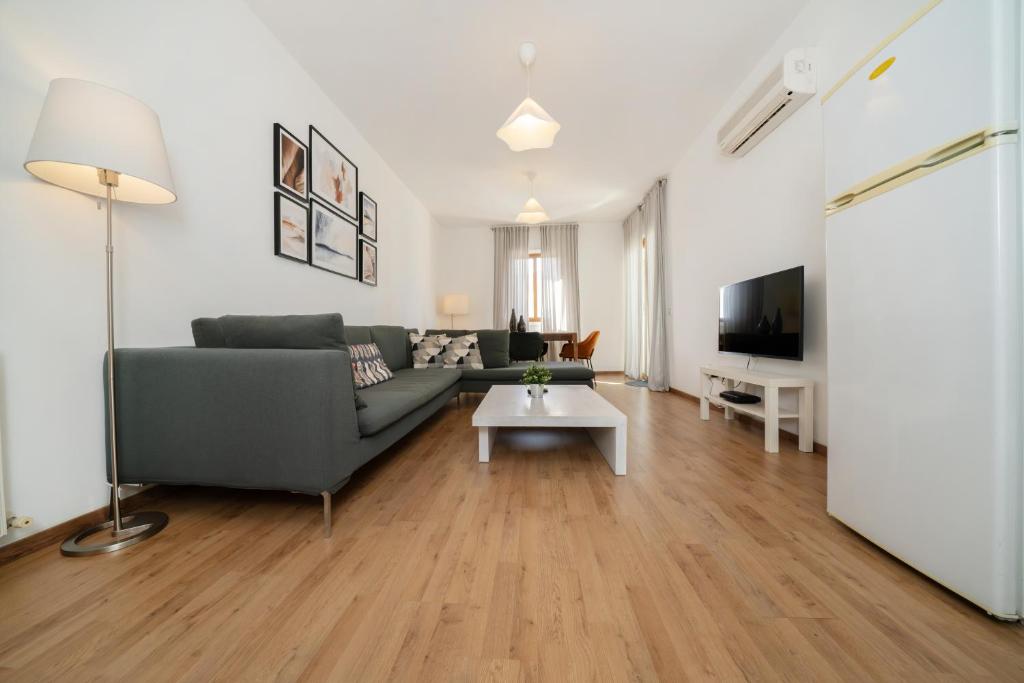 een woonkamer met een bank en een tafel bij 1 bedroom flat in city center in Nicosia