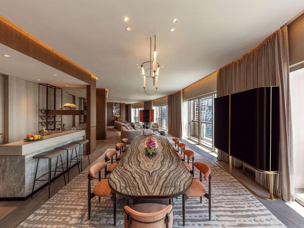 新加坡Fairmont Singapore的一间带长桌和椅子的用餐室