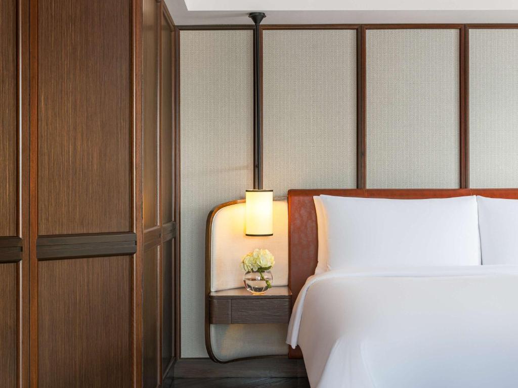 Fairmont Singapore客房内的一张或多张床位