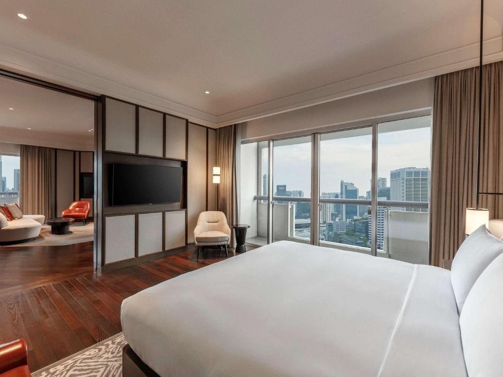 Fairmont Singapore的电视和/或娱乐中心