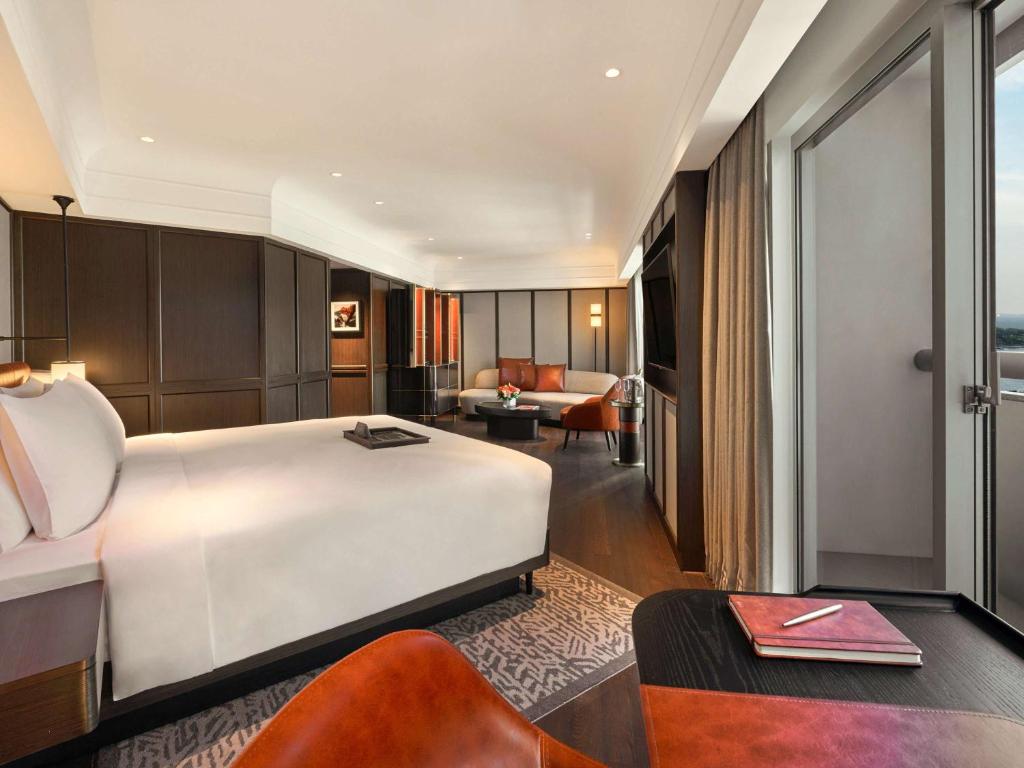 Fairmont Singapore客房内的一张或多张床位